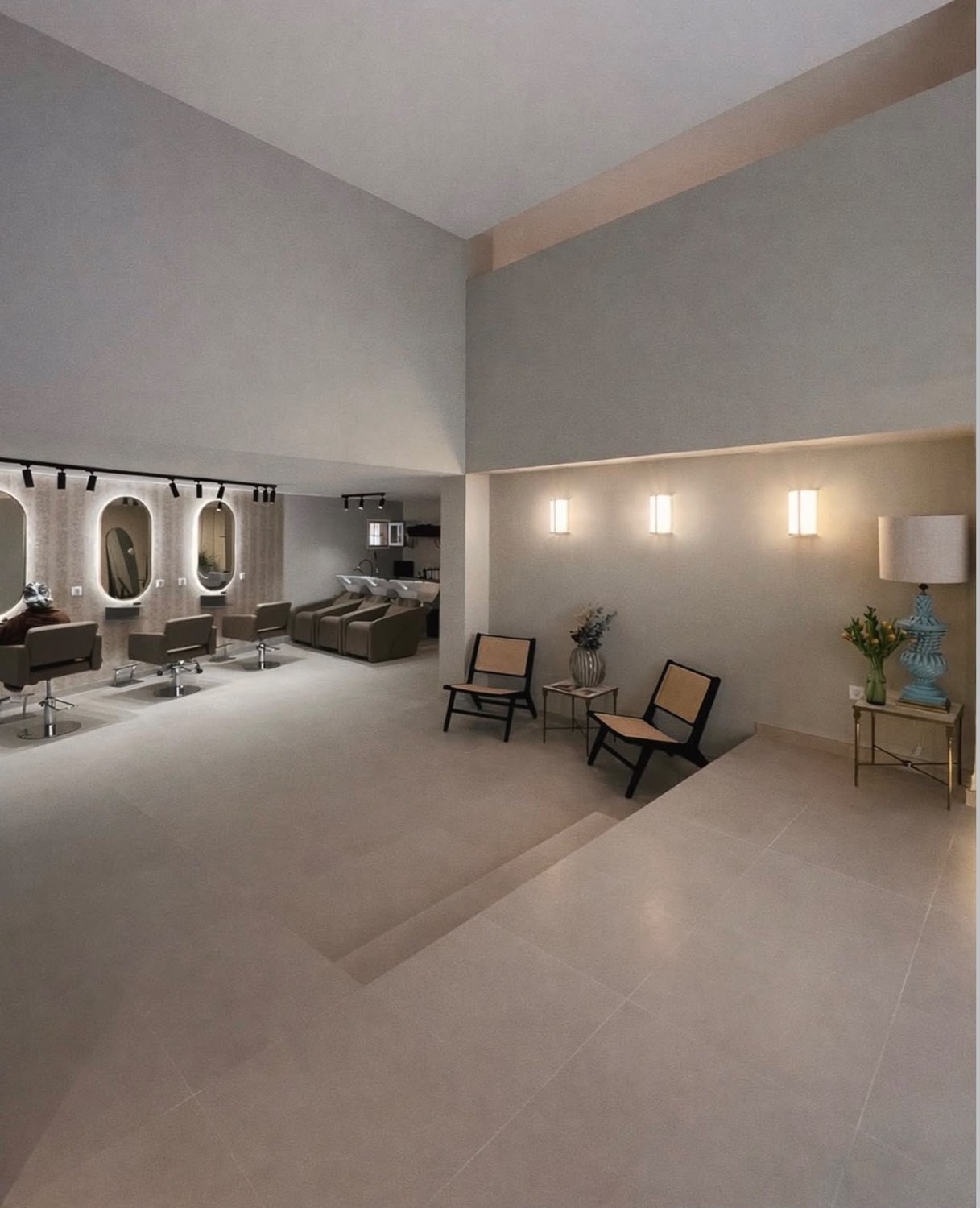 Sala del salón con los puestos de peluquería